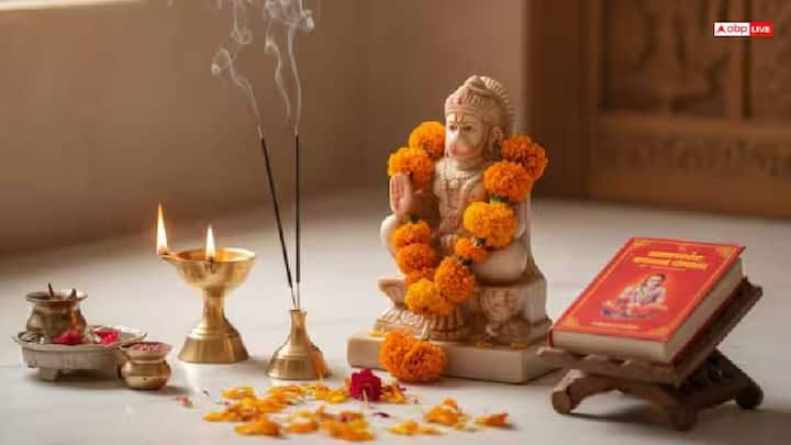 વાસ્તુ શાસ્ત્ર અનુસાર, દક્ષિણ દિશામાં હનુમાનજીની મૂર્તિ કે ચિત્ર રાખવું અત્યંત શુભ માનવામાં આવે છે. એવું કહેવાય છે કે ભગવાન હનુમાનજીની છબી ઘર માટે દૈવી રક્ષણાત્મક કવચ તરીકે કાર્ય કરે છે.