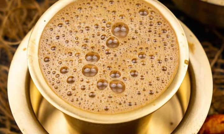 1940 से 50 के दशक में इंडियन कॉफी हाउस की स्थापना हुई, जिसने कॉफी को भारत में फेमस बनाने में बड़ी भूमिका निभाई थी. वहीं आज भी इंडियन कॉफी हाउस को कॉफी कलर की पहचान माना जाता है. आज भी दक्षिण के राज्यों में लगभग पूरे देश की 95 प्रतिशत कॉफी का उत्पादन होता है. इनमें कर्नाटक में 71 प्रतिशत केरल में 21 प्रतिशत और तमिलनाडु में 5 प्रतिशत कॉफी का उत्पादन होता है.