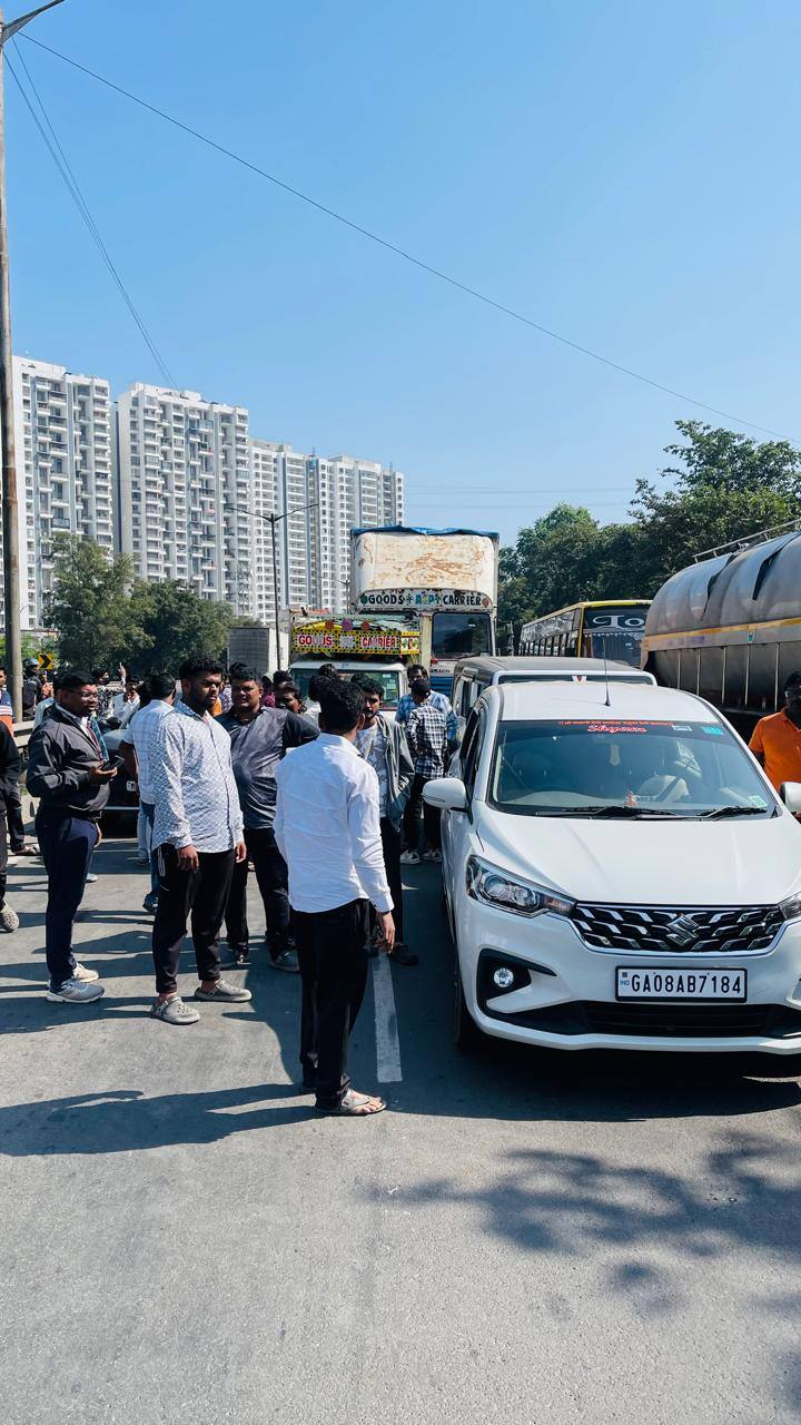 दरम्यान, गेल्या आठवड्यात गुरुवारी नवले पुलावर भयंकर अपघात झाला होता, त्यामध्ये आठ जणांचा होरपळून मृत्यू झाला होता. आज दुपारच्या वेळी नवले पुलाच्या तीव्र उतारावर पुन्हा एकदा अपघाताची घटना घडली आहे.
