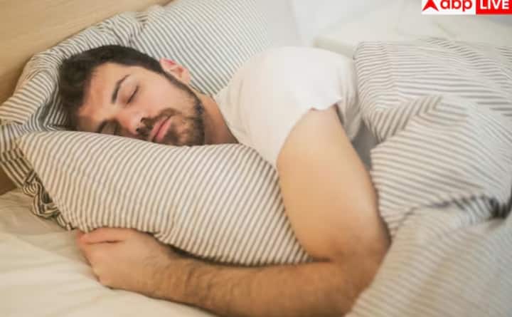 ਡਾਕਟਰ ਸੌਣ ਤੋਂ ਦੋ ਤੋਂ ਤਿੰਨ ਘੰਟੇ ਪਹਿਲਾਂ ਦਿਮਾਗ ਜਾਂ ਪਾਚਨ ਕਿਰਿਆ ਨੂੰ ਸਰਗਰਮ ਕਰਨ ਵਾਲੇ ਕਿਸੇ ਵੀ ਪੀਣ ਵਾਲੇ ਪਦਾਰਥ ਜਾਂ ਭੋਜਨ ਤੋਂ ਪਰਹੇਜ਼ ਕਰਨ ਦੀ ਸਲਾਹ ਦਿੰਦੇ ਹਨ। ਇਹ ਤੁਹਾਨੂੰ ਡੂੰਘੀ ਨੀਂਦ ਲੈਣ ਅਤੇ ਸਵੇਰੇ ਵਧੇਰੇ ਊਰਜਾਵਾਨ ਮਹਿਸੂਸ ਕਰਨ ਵਿੱਚ ਮਦਦ ਕਰੇਗਾ।