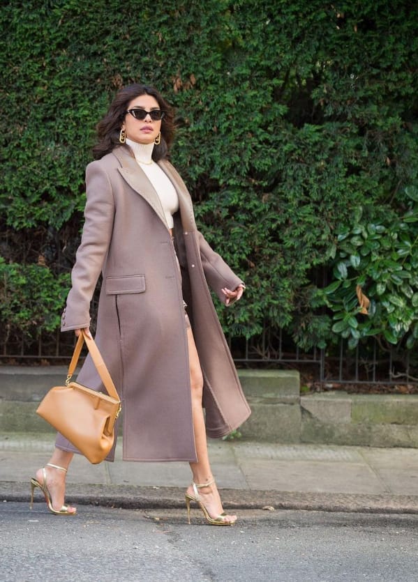 प्रियंका चोपड़ा बॉलीवुड की वो हसीना है. जो अपने हर लुक से फैंस को इंप्रेस करती हैं. उनका ये ओवरकोट वाला लुक भी बेहद कमाल लगता है. आप इस रीक्रिएट कर सकती हैं.