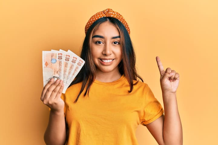 अब बात बहरीन की करेंसी बहरेनी दिनार की, जो दुनिया की दूसरी सबसे मजबूत करेंसी मानी जाती है. बहरीन छोटा देश है लेकिन वहां की अर्थव्यवस्था बेहद मजबूत है. यहां भी तेल और गैस की कमाई बहुत ज्यादा है. अगर कोई व्यक्ति वहां नौकरी कर रहा है और 50,000 बहरेनी दिनार कमाता है, तो भारत में यह रकम बदलकर 1,17,55,167.06 रुपये हो जाती है. यानी 1 करोड़ 17 लाख रुपये से भी ज्यादा. इतनी बड़ी रकम भारत में कई लोगों की सालों की सेविंग के बराबर होती है, और यही वजह है कि बहरीन में भारतीय कर्मचारियों की संख्या लगातार बढ़ रही है.