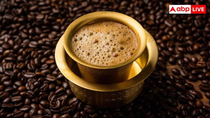 भारत में कॉफी की कहानी 17 वीं शताब्दी से शुरू हुई, जब सूफी संत बाबा बुदान हज से लौटते समय यमन के मोर्चा बंदरगाह से सात कॉफी बीच ले आए थे. उन्होंने इन बीजों को कर्नाटक के चिकमंगलूर में लगाया था.