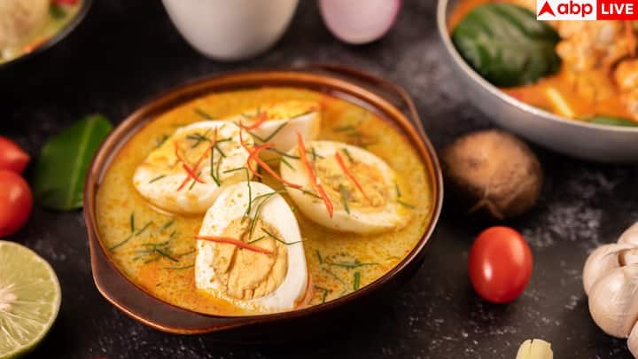 अब मसाले डालने की बारी है. हल्दी, धनिया, लाल मिर्च, कश्मीरी मिर्च और थोड़ा गरम मसाला डालकर अच्छी तरह भूनें. मसाले को तेल छोड़ने तक पकाना जरूरी है. इसके बाद टमाटर की प्यूरी डालें और इसे तब तक पकाएं जब तक ग्रेवी का रंग गहरा और सुगंधदार न हो जाए. टमाटर और मसाले अच्छी तरह मिलकर एक शानदार बेस बना देंगे.