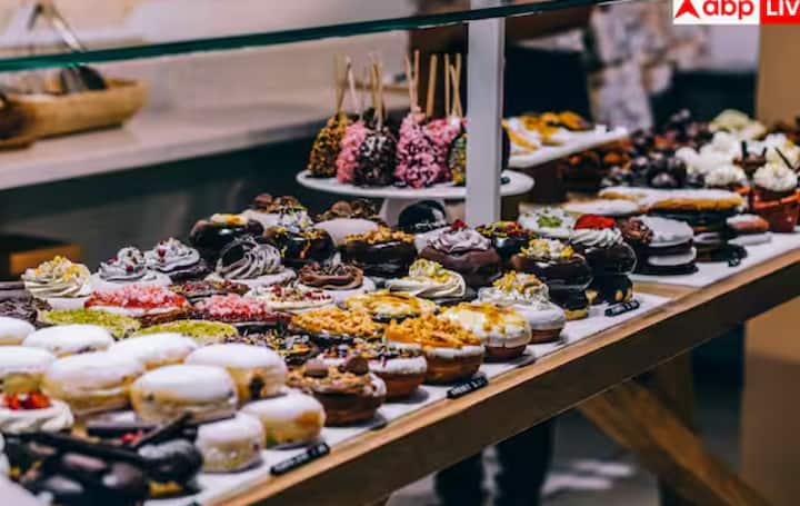 ਮਾਹਿਰਾਂ ਦੇ ਅਨੁਸਾਰ, ਰਾਤ ਦੇ ਖਾਣੇ ਤੋਂ ਬਾਅਦ ਮਿਠਾਈਆਂ ਖਾਣਾ ਤੁਹਾਡਾ ਨੀਂਦ ਦਾ ਸਭ ਤੋਂ ਵੱਡਾ ਦੁਸ਼ਮਣ ਹੋ ਸਕਦਾ ਹੈ। ਆਈਸ ਕਰੀਮ ਜਾਂ ਚਾਕਲੇਟ ਉਸ ਵੇਲੇ ਚੰਗਾ ਲੱਗ ਸਕਦਾ ਹੈ, ਪਰ ਇਹ ਤੁਹਾਨੂੰ ਸਵੇਰੇ ਥੱਕੇ ਹੋਏ, ਡਾਰਕ ਸਰਕਲ ਅਤੇ ਸੁਸਤੀ ਦੇ ਕੇ ਜਾਂਦੀ ਹੈ। ਜ਼ਿਆਦਾ ਖੰਡ ਬਲੱਡ ਸ਼ੂਗਰ ਨੂੰ ਵਧਾਉਂਦੀ ਹੈ ਅਤੇ ਚਰਬੀ ਪਾਚਨ ਕਿਰਿਆ ਨੂੰ ਹੌਲੀ ਕਰ ਦਿੰਦੀ ਹੈ, ਜੋ ਨੀਂਦ ਵਿੱਚ ਵਿਘਨ ਪਾ ਸਕਦੀ ਹੈ।