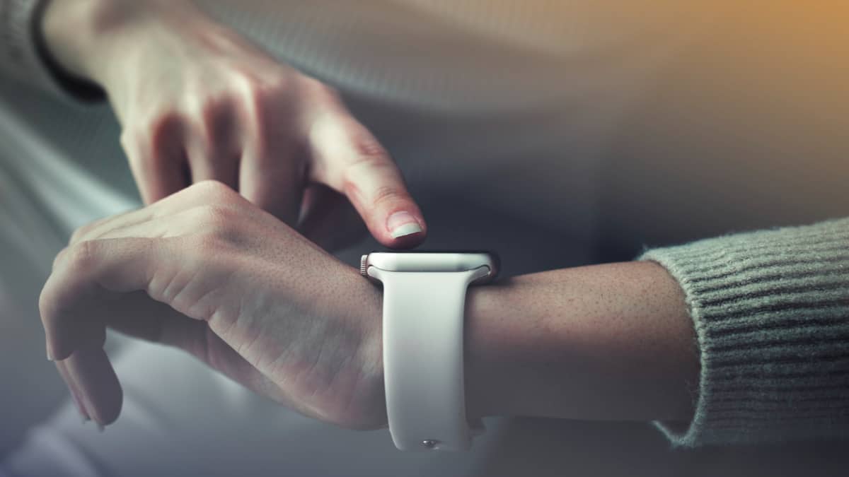 स्मार्टवॉच पर जम गया है पसीना? इन तरीकों से साफ करेंगे तो हो जाएगी नई जैसी