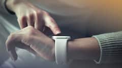 स्मार्टवॉच पर जम गया है पसीना? इन तरीकों से साफ करेंगे तो हो जाएगी नई जैसी