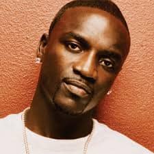 हॉलीवुड के जाने-माने सिंगर एकॉन इन दिनों सुर्खियों में छाए हुए हैं. छम्मक छल्लो सॉन्ग से लोगों के दिलों में घर बनाने वाले सिंगर के संग बंगलुरू में लाइव कॉन्सर्ट के दौरान अचानक ऐसी घटना हुई, जिसकी चारों तरफ चर्चा हो रही है. दरअसल, कॉन्सर्ट के दौरान फैंस ने सिंगर की पैंट खींच ली,जिसकी तस्वीरें और वीडियो खूब वायरल हो रही है.