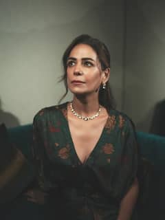 एक की उम्र 44 दूसरी 45 की, दोनों की खूबसूरती के रहते हैं चर्चे, जानें कौन ज्यादा अमीर