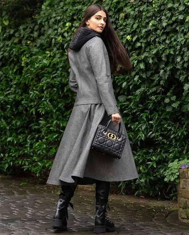 विंटर में अगर आप किसी पार्टी में जानी वाली हैं. तो सोनम कपूर की तरह स्कर्ट के साथ मैचिंग ब्लेजर पहनकर लोगों से तारीफ लूट सकती हैं.
