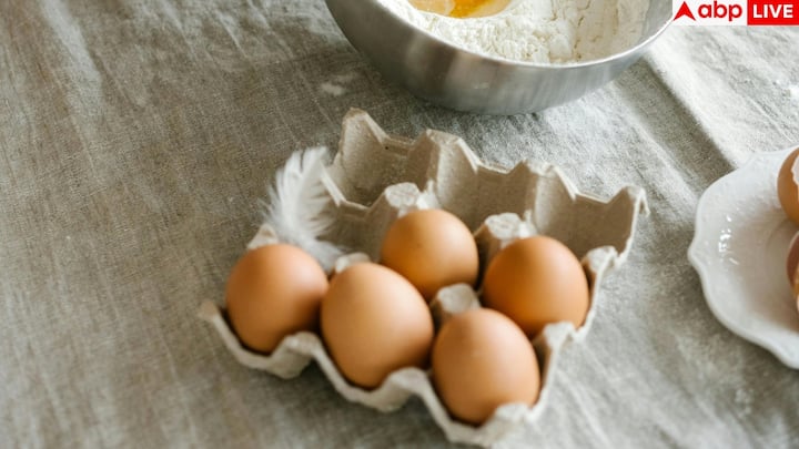 अब 2 से 3 उबले हुए अंडों को हल्का-सा खुरचकर उन पर छोटे-छोटे कट लगा लें. कड़ाही में थोड़ा तेल गरम करके अंडों को सुनहरा होने तक हल्का-सा फ्राई कर लें. यही फ्राई किया हुआ एग ढाबा-स्टाइल करी का असली टेस्ट देता है. ऊपर से थोड़ा नमक और लाल मिर्च छिड़क दें तो और भी स्वाद बढ़ जाता है.