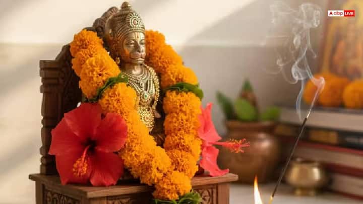 વાસ્તુ નિયમો અનુસાર, હનુમાનજીનો ફોટો કે મૂર્તિ ક્યારેય બેડરૂમમાં ન રાખો. કારણ કે એવું માનવામાં આવે છે કે બેડરૂમમાં હનુમાનજીની મૂર્તિ રાખવાથી વાસ્તુ દોષ ઉત્પન્ન થાય છે.