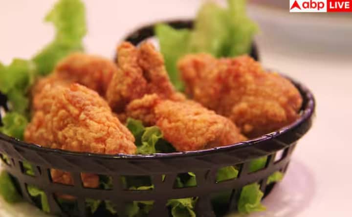 ਸੌਣ ਤੋਂ ਪਹਿਲਾਂ ਤਲਿਆ ਹੋਇਆ ਭੋਜਨ ਖਾਣ ਨਾਲ ਵੀ ਸਮੱਸਿਆ ਵਧ ਜਾਂਦੀ ਹੈ। ਇਨ੍ਹਾਂ ਭੋਜਨਾਂ ਵਿੱਚ ਫੈਟ ਦੀ ਮਾਤਰਾ ਜ਼ਿਆਦਾ ਹੁੰਦੀ ਹੈ, ਜਿਸ ਨੂੰ ਪਚਣ ਵਿੱਚ ਸਮਾਂ ਲੱਗਦਾ ਹੈ। ਇਸ ਨਾਲ ਰਾਤ ਨੂੰ ਭਾਰੀਪਨ, ਗੈਸ ਅਤੇ ਦਿਲ ਵਿੱਚ ਜਲਨ ਵਰਗੀਆਂ ਬੇਅਰਾਮੀ ਵਧ ਸਕਦੀ ਹੈ, ਅਤੇ ਵਾਰ-ਵਾਰ ਨੀਂਦ ਵਿੱਚ ਰੁਕਾਵਟ ਆ ਸਕਦੀ ਹੈ।