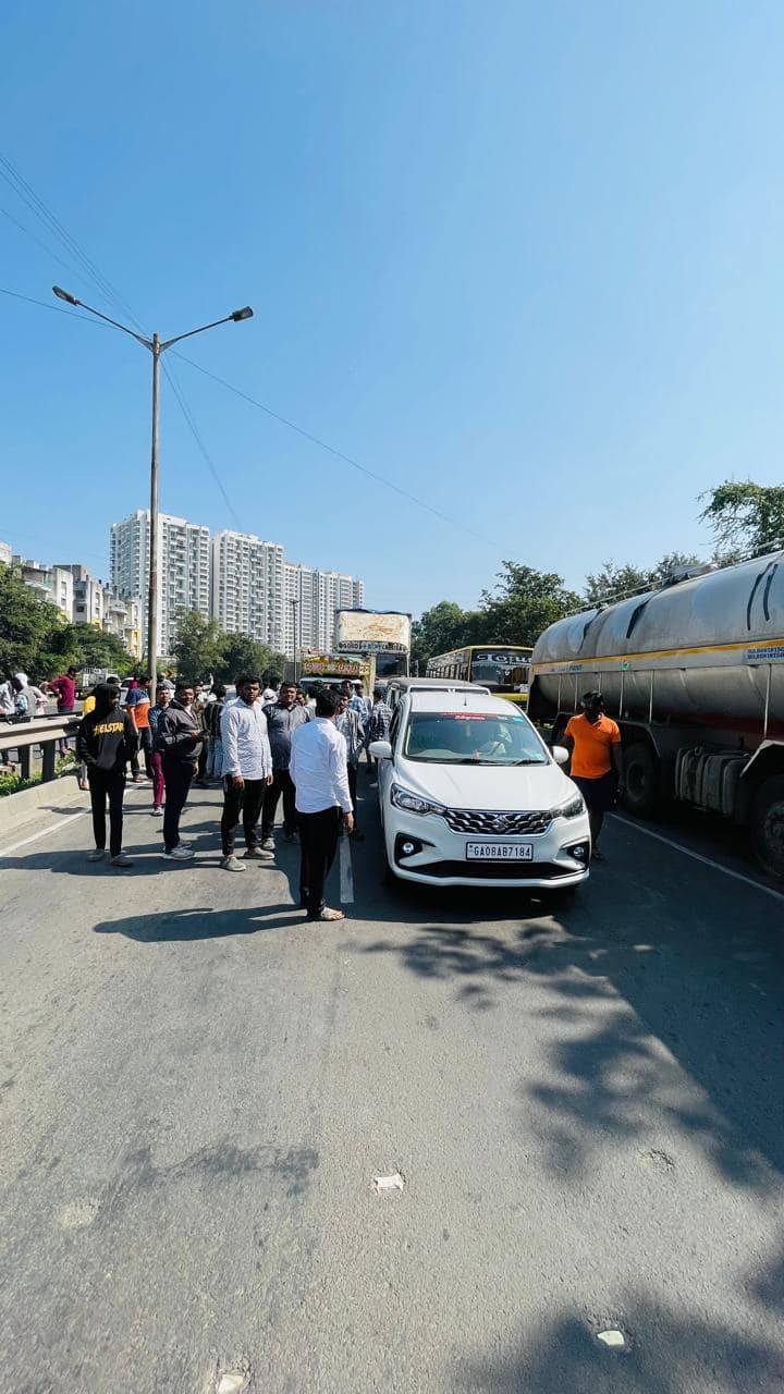 नवले ब्रिजजवळ तीव्र उतारावरून येत 4 ते 5 गाड्यांना धडक दिल्याने गाड्यांचं मोठ्या प्रमाणात नुकसान झालं आहे. सुदैवाने या अपघातात जिवीतहानी झाली नाही. मात्र, कारचे मोठे नुकसान झालं आहे.