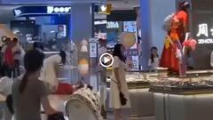 Video: 30 लाख का मांगा हार, मां ने इनकार किया तो लड़की ने शोरूम में किया हंगामा, चीन का वीडियो वायरल