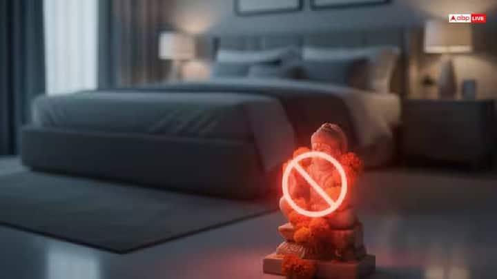 વાસ્તુ અનુસાર, જ્યાં પણ ભગવાન હનુમાનજીનો ફોટો કે મૂર્તિ હોય તે જગ્યાએ સાફ સફાઈ રાખવી જરૂરી છે. મૂર્તિ સ્થાપિત કર્યા પછી, દરરોજ સુગંધિત ધૂપ, કપૂર કે દીવો પ્રગટાવવો અને ભગવાન હનુમાનની પૂજા કરવી જરૂરી છે.