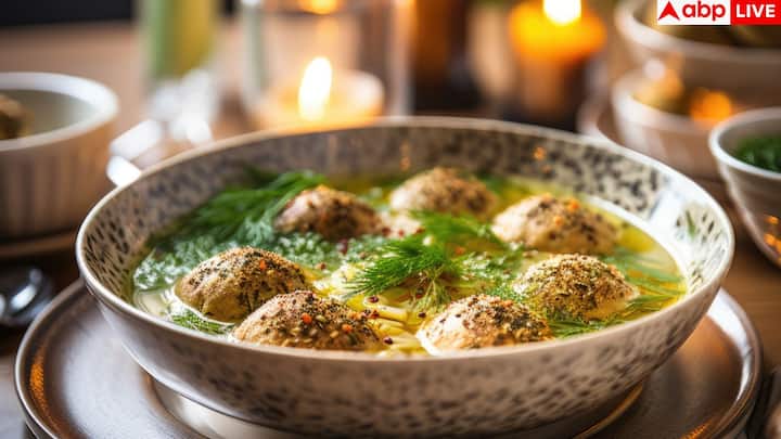 जब ग्रेवी उबलने लगे, तब फ्राई किए हुए अंडे डाल दें. गैस धीमी कर दें और 5 से 7 मिनट तक पकने दें, ताकि अंडों में पालक मसाले का पूरा स्वाद उतर जाए. ऊपर से थोड़ा कसूरी मेथी और एक चम्मच मलाई डाल दें, इससे फ्लेवर तुरंत ढाबा जैसा हो जाता है.