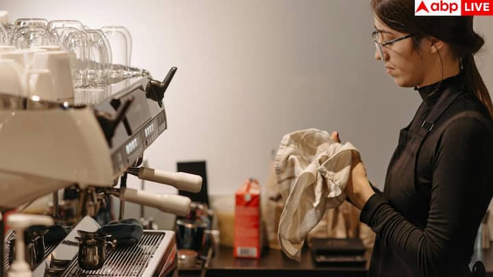 शाम की चाय या कॉफी भले ही आपको रिलैक्स महसूस कराए, लेकिन कैफीन दिमाग को शांत होने नहीं देता. इससे ब्रेन एक्टिव बना रहता है और नींद आने में दिक्कत होती है. कुछ स्टडीज के अनुसार, रात में कैफीन लेने से impulsive behaviour बढ़ सकता है, जिससे देर रात बेवजह ऑनलाइन शॉपिंग जैसी हरकतें भी होती हैं.