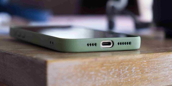 सेकेंड हैंड फोन में बैटरी का खराब होना सबसे आम समस्या होती है. यदि आप iPhone देख रहे हैं, तो बैटरी हेल्थ चैप्टर में जाकर स्टेटस देख लें. Android फोनों में बैटरी बैकअप और चार्जिंग स्पीड से काफी अंदाजा लगाया जा सकता है. चार्जिंग पोर्ट ढीला हो या केबल बार-बार डिस्कनेक्ट हो रही हो तो समझिए आगे चलकर दिक्कत पक्की है.
