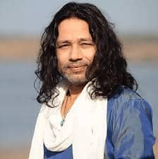 कैलाश खेर पर कर्नाटक में एक कॉन्सर्ट के दौरान एक फैन ने बोतल फेंक कर मारी थी. इस हादसे की वजह से बी-टाउन में काफी हलचल मच गई थी.