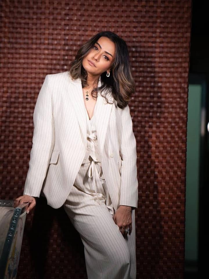 इस फोटो में नम्रता शिरोडकर का बॉस लेडी लुक देखने को मिल रहा है. जिसमें वो कातिल आदाओं से दीवाना बना रही हैं.