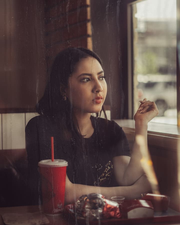 झोपेची कमतरता: कमी झोपेमुळे हार्मोन्स असंतुलित होतात आणि भूक कमी होऊ शकते.