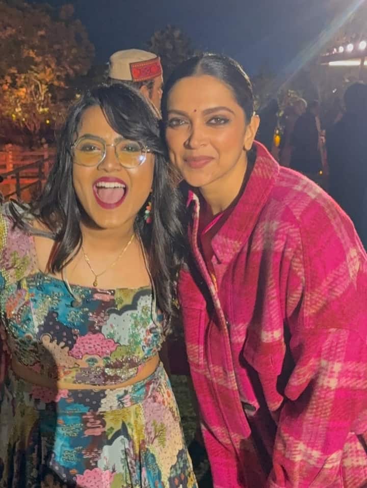 Deepika exuded grace in a pink saree paired with an oversized pink coat, her hair styled in a bun adorned with gajra. Ranveer complemented her in a crisp white bandhgala suit.