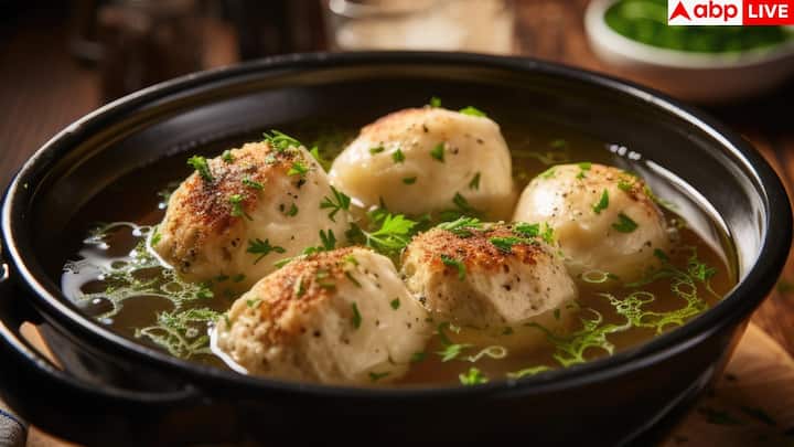 अंत में गरमागरम ऐग पालक करी को रोटी, नान या जीरे वाले चावल के साथ परोसें. इसका स्वाद इतना दमदार होता है कि हर कोई उंगलियां चाटता रह जाएगा. खास बात यह है कि यह रेसिपी हेल्दी भी है और बनाने में बहुत आसान भी, लेकिन खाने में ढाबे की पूरी फिल दे देती है.