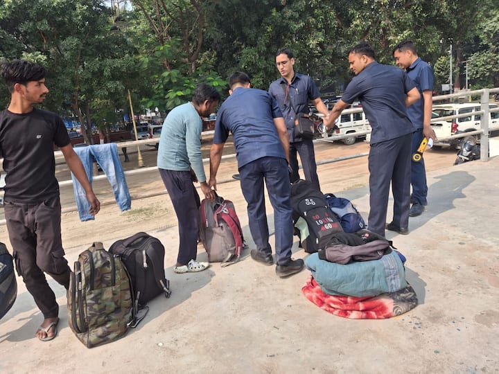 टेंट-पंडाल और मंच सजाने के लिए कारीगर पहुंच चुके हैं. 17 से 20 नवंबर तक गांधी मैदान में आम लोगों के प्रवेश पर रोक है. हालांकि पटना के डीएम ने मीडिया से अभी बहुत कुछ नहीं बताया है.
