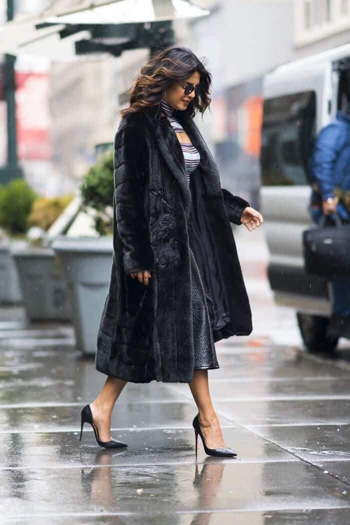 अगर आप शॉर्ट ड्रेस की शौकीन हैं. तो प्रियंका का ये कोट ऑप्शन में जरूर रखिएगा. इसमें भी आप खूब स्टाइलिश दिखेंगी.