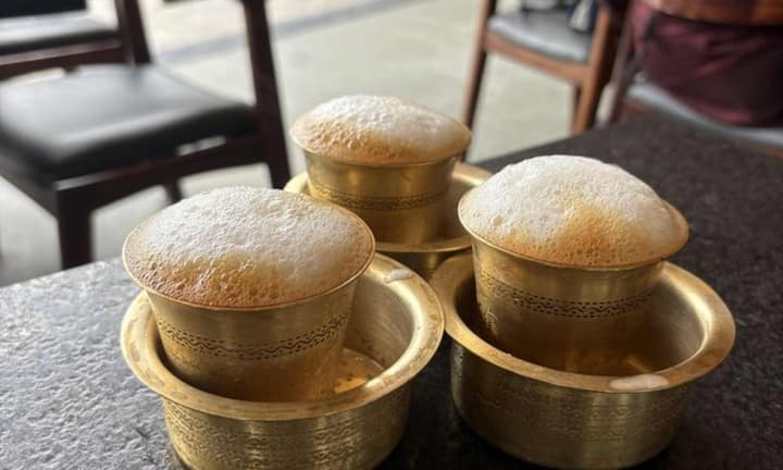 वहीं फिल्टर कॉफी का असली स्वाद अरेबिका और रोबस्टा बीन्स के मिक्सर और उसमें मिलाई जाने वाली चिकोरी से आता है जो कॉफी को घना टेक्सचर और खास कड़वाहट देता है.