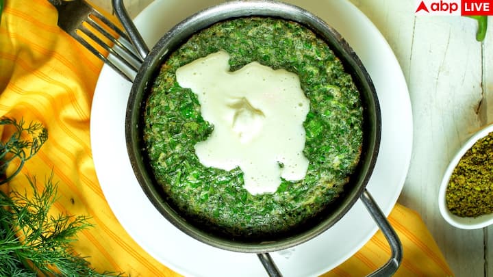 उबले और ब्लांच किए हुए पालक को मिक्सर में दरदरा पीस लें. इसे बहुत बारीक प्यूरी न बनाएं, क्योंकि ढाबा स्टाइल में हल्की टेक्सचर वाली ग्रेवी ज्यादा अच्छी लगती है. अब इस पालक को मसालों वाली ग्रेवी में मिलाएं और थोड़ा पानी डालकर गाढ़ी, मलाइदार ग्रेवी तैयार होने दें.