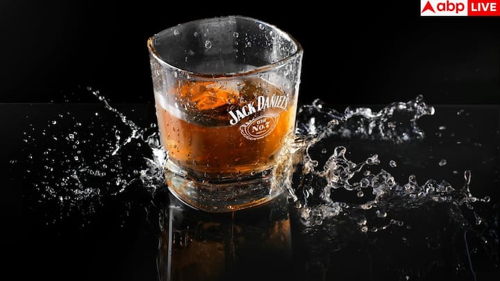 कई लोग सोचते हैं कि शराब नींद लाती है, लेकिन यह एक मिथ है. अल्कोहल शरीर को डिहाइड्रेट करता है और रातभर बार-बार बाथरूम जाने की समस्या पैदा करता है. इससे नींद टूटती है और सुबह उठकर सुस्ती महसूस होती है.