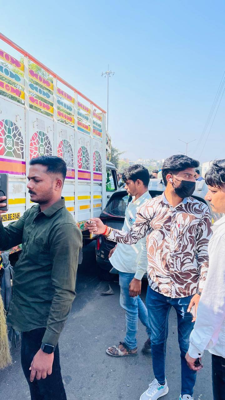 अपघातात एक कंटेनरसह तीन चारचाकी वाहनांचे नुकसान झाल्याची माहिती आहे, तीव्र उतारावरून पुढे आलेल्या गाड्या एकमेकांना धडकल्याने हा अपघात झाला.