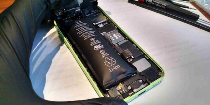 गेम खेलते हुए या वीडियो एडिटिंग करते हुए अगर आप फोन चार्ज करते हैं तो फोन बहुत अधिक गर्म हो जाता है. यही हीट बैटरी को नुकसान पहुंचाती है. चार्ज करते समय फोन को आराम करने दें और किसी भी भारी ऐप का इस्तेमाल न करें.