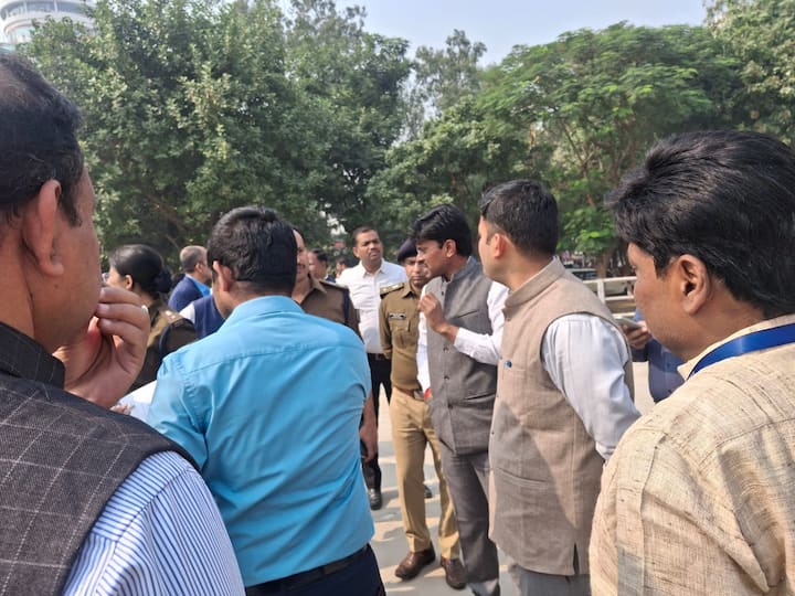 दूसरी ओर इस शपथ ग्रहण में प्रधानमंत्री नरेंद्र मोदी, गृह मंत्री अमित शाह से लेकर कई केंद्रीय मंत्री और कई राज्यों के मुख्यमंत्रियों के शामिल होने की बात सामने आई है.