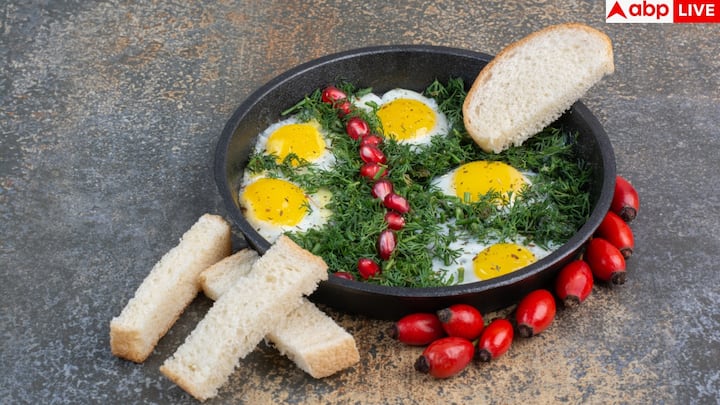 अगला स्टेप है तड़का. कड़ाही में तेल गरम करके उसमें जीरा, तेजपत्ता, दालचीनी और लौंग डालें. जीरा चटकते ही प्याज डालकर हल्का भूरा होने तक भूनें. अब इसमें अदरक-लहसुन का पेस्ट डालकर तब तक भूनें जब तक कच्चापन न चला जाए. यही बेस करी को ढाबा वाला रिच फ्लेवर देता है.