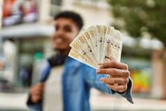 ये हैं दुनिया की सबसे ताकतवर करेंसी, इन देशों में नौकरी कर लौटेंगे भारत तो मिलेगा इतना पैसा