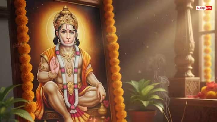 પૌરાણિક કથાઓ અનુસાર, ભગવાન હનુમાનજીની મૂર્તિ પૂર્વ કે દક્ષિણ તરફ રાખવાથી ઘરમાં સકારાત્મક ઊર્જા આવે છે. એવું પણ કહેવાય છે કે જ્યારે પણ ભગવાન હનુમાનજીની મૂર્તિ આ દિશામાં રાખવામાં આવે છે, ત્યારે તે બેસવાની સ્થિતિમાં હોવી જોઈએ.