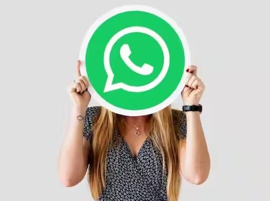 ઉપરાંત, તમે નંબર માટે ડાયરેક્ટ ચેટ લિંક બનાવીને WhatsApp પર વાતચીત શરૂ કરી શકો છો, પરંતુ તે પદ્ધતિ થોડી જટિલ અને રોજિંદા ઉપયોગ માટે ઓછી અનુકૂળ છે. તમે આ સરળ યુક્તિ તમારા પરિવાર અને માતાપિતાને પણ શીખવી શકો છો જેથી તેઓ નંબર સેવ કર્યા વિના પણ ઇન્સ્ટન્ટ મેસેજ મોકલી શકે.