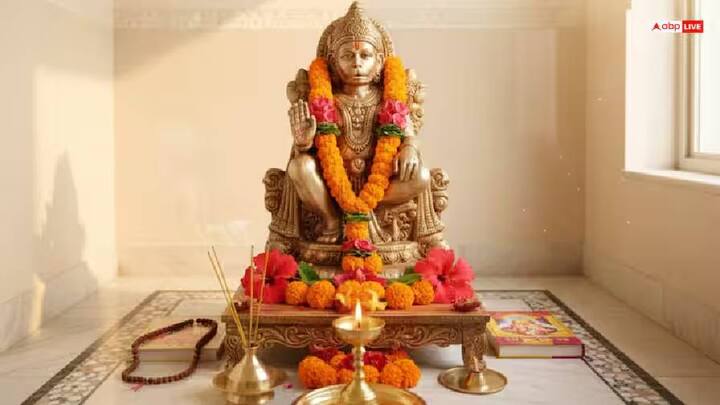 Vastu Tips For Hanuman: વાસ્તુ અનુસાર, દક્ષિણ દિશામાં હનુમાનજીની મૂર્તિ રાખવાથી નકારાત્મક ઊર્જા દૂર થાય છે. ભગવાન હનુમાનનો ફોટો કે મૂર્તિ ક્યારેય સીડી નીચે, રસોડામાં કે અન્ય કોઈ અશુદ્ધ જગ્યાએ ન રાખો.