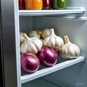 फ्रिजमध्ये कांदा, लसूण ठेवणं योग्य का चुकीचं? जाणून घ्या कारण!