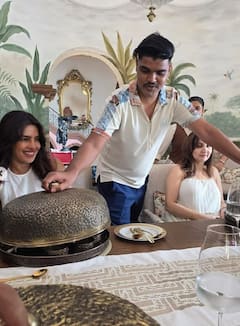 ‘वाराणसी’ की शूटिंग से ब्रेक लेकर गोवा पहुंचीं प्रियंका चोपड़ा, बीच पर दोस्तों संग दिए पोज