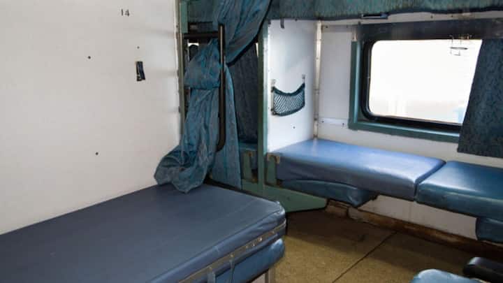 ఈ సదుపాయం  Indidan Railway అందిస్తుంది. దీని కోసం మీ నుండి ఎటువంటి అదనపు ఛార్జీలు తీసుకోరు.  ఒకవేళ ACలో సీట్లు ఖాళీగా ఉంటే, స్లీపర్ టికెట్‌తో కూడా మీరు AC కోచ్‌లో సౌకర్యవంతంగా ప్రయాణించవచ్చు. కాబట్టి టికెట్ బుక్ చేసేప్పుడు AC కోసం ఎక్కువ డబ్బులు కట్టాలేమో అని భయపడి.. ఆప్షన్స్‌లో NO అని పెట్టకండి. అసలు ఏమీ పెట్టకపోయినా పర్లేదు. కానీ NO అని పెడితే.. స్లీపర్‌లో టికెట్ లేకపోతే.. అసలు టికెట్ కూడా బుక్ అవ్వదు.