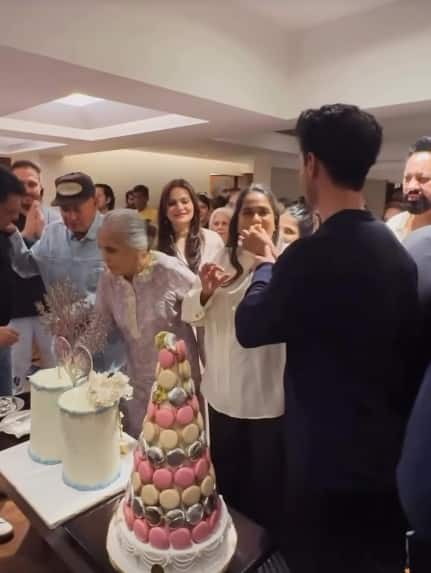 On the 61st anniversary of Salim Khan and Salma Khan, the entire Khan family came together and had a grand celebration. This day is doubly full of happiness for the Khan family.