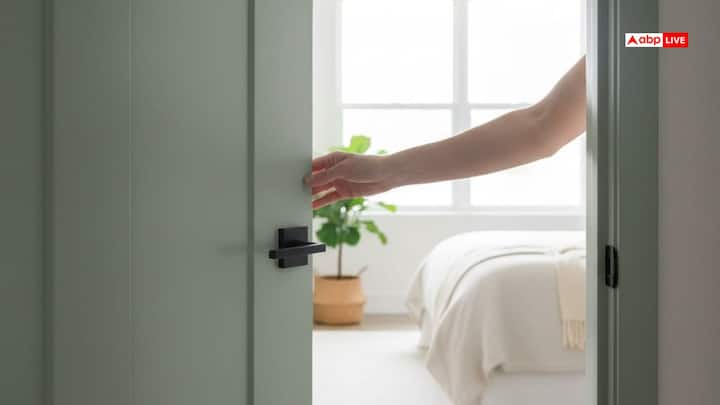 बेडरूम का दरवाज़ा बिना आवाज़ के खुलना चाहिए. चरमराते दरवाज़े नकारात्मकता और तनाव का संकेत माने जाते हैं. सुनिश्चित करें कि दरवाज़ा आसानी से और पूरी तरह खुले. यह नए अवसर और सकारात्मक ऊर्जा का स्वागत करता है.