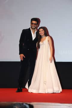 Dhurandhar Trailer Launch: सूट-बूट में रणवीर का दिखा किलर लुक, सारा अर्जुन ने व्हाइट सूट में बिखेरा जलवा, देखें बाकी स्टार्स का लुक