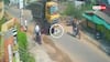 Video: फिसलकर ट्रक के नीचे गिरा स्कूटी सवार, कुचला गया सिर, तड़पता देखते रहे लोग, देखें वीडियो