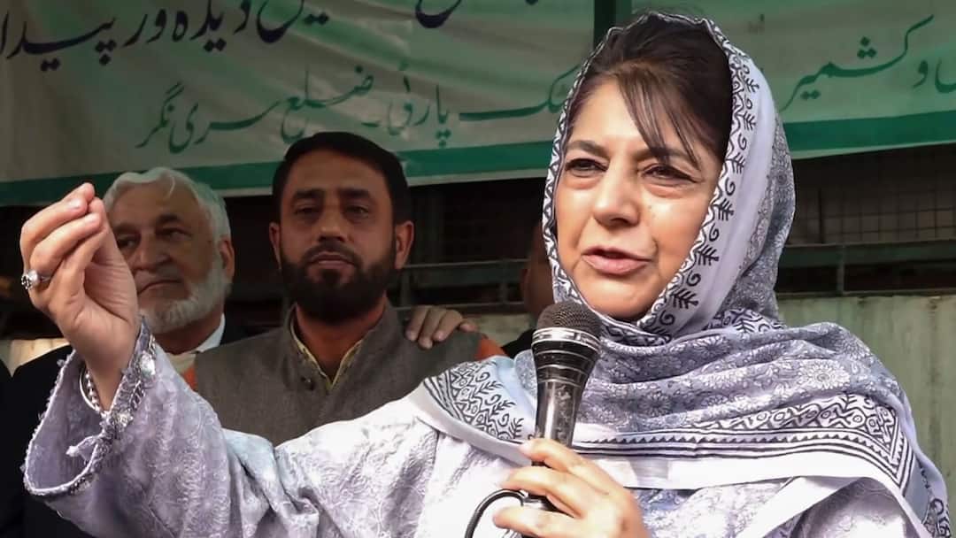Mehbooba Mufti PDP on Nowgam Police station blast In Srinagar And white collar terror network 'किसी और की गलती की सजा जम्मू कश्मीर के लोगों को न मिले', टेरर नेटवर्क पर बोलीं महबूबा मुफ्ती