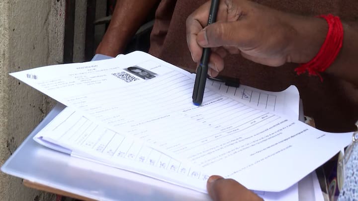 বুথ লেভেল আধিকারিক (BLO) আবেদনকারী বা তাঁর পরিবারের সদস্য কর্তৃক জমা দেওয়া ফর্মের তথ্য যাচাই করে স্বাক্ষর করবেন। BLO কর্তৃক ভুল যাচাইও জন প্রতিনিধিত্ব আইন, ১৯৫০ এর ৩১ ধারা অনুযায়ী শাস্তিযোগ্য ।